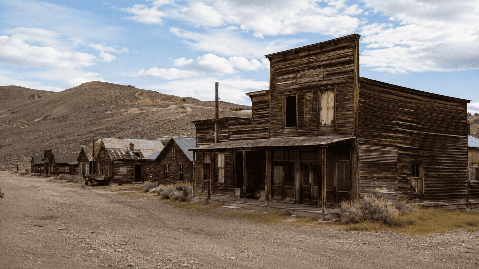 Città fantasma del Far West con edifici in legno e strada sterrata